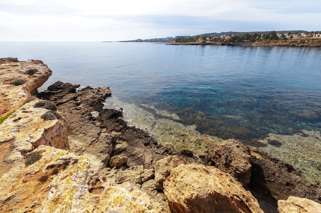 Veduta di una costa rocciosa al mattino