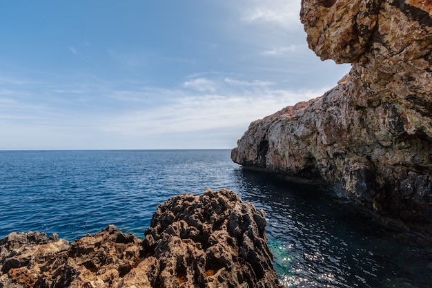 Veduta di una costa rocciosa al mattino