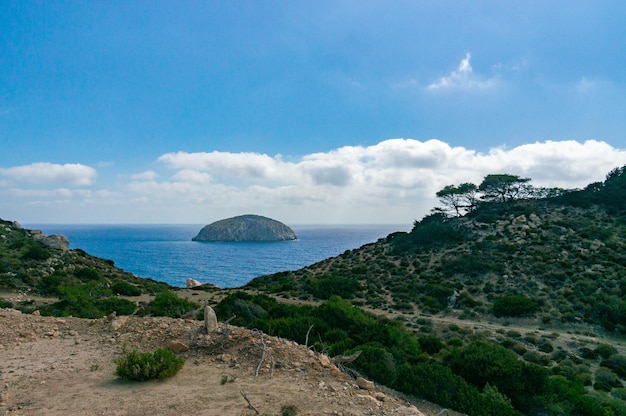 Veduta di una piccola isola vicino all'isola di Rodi