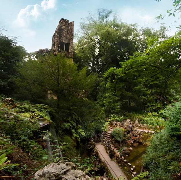 Veduta di una sezione del bellissimo parco chiamato Quinta da Regaleira, situata a Sintra, in Portogallo.