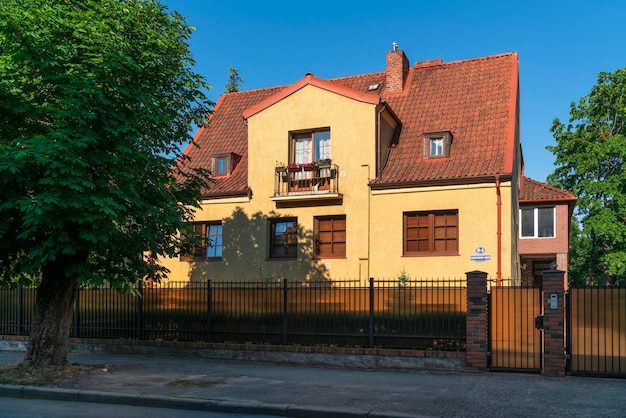 Veduta di una villa nel quartiere storico di Amalienau in una soleggiata giornata estiva Kaliningrad Russia