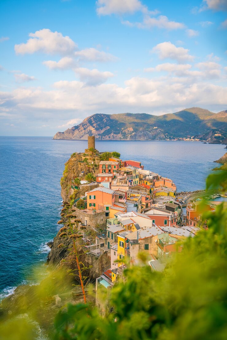 Foto veduta di vernazza. uno dei cinque famosi villaggi colorati del parco nazionale delle cinque terre in italia