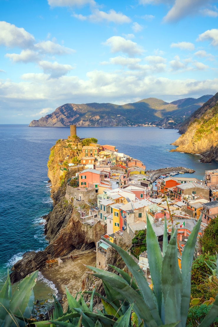 Foto veduta di vernazza. uno dei cinque famosi villaggi colorati del parco nazionale delle cinque terre in italia