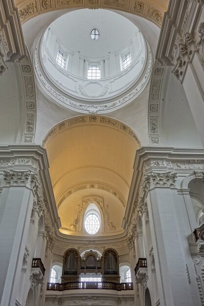 Veduta interna della Collegiata di Salisburgo