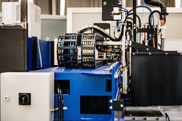 Veduta laterale di una macchina di taglio laser di metallo tagliatrice industriale a controllo numerico computerizzata CNC tagliatrice di lamiera in acciaio inossidabile