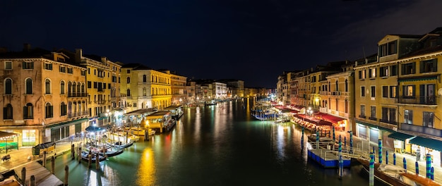 Veduta notturna del Canal Grande a Venezia