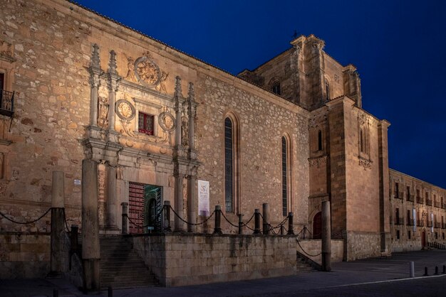 Veduta notturna della facciata del Colegio Arzobispo Fonseca a Salamanca