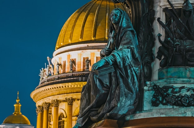 Veduta notturna delle antiche statue in stucco e della cupola della Cattedrale di Sant'Isacco San Pietroburgo.