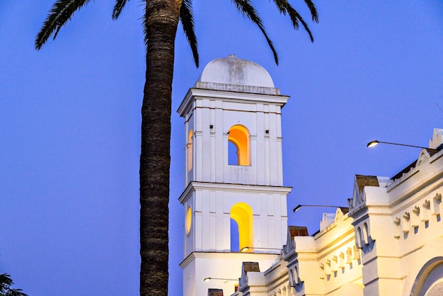 Vedute del tramonto della chiesa di Santa Catalina a Conil de la Frontera, Cadice, Spagna.