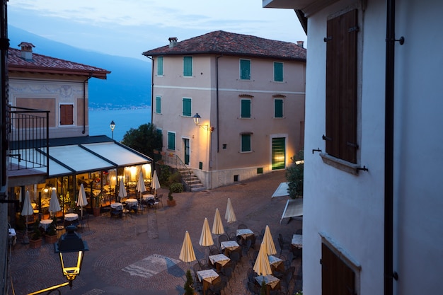 Vedute delle case e delle strade di un piccolo paese di Tremosine all'alba. Italia.