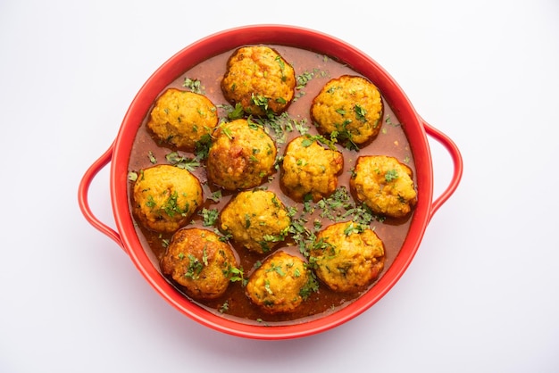 Veg Kofta Curry è un piatto indiano esotico di salsa a base di gnocchi di verdure miste inzuppati in un sugo a base di cipolla e pomodoro