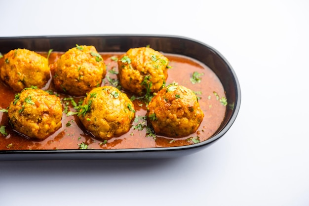 Veg Kofta Curry è un piatto indiano esotico di salsa a base di gnocchi di verdure miste inzuppati in un sugo a base di cipolla e pomodoro