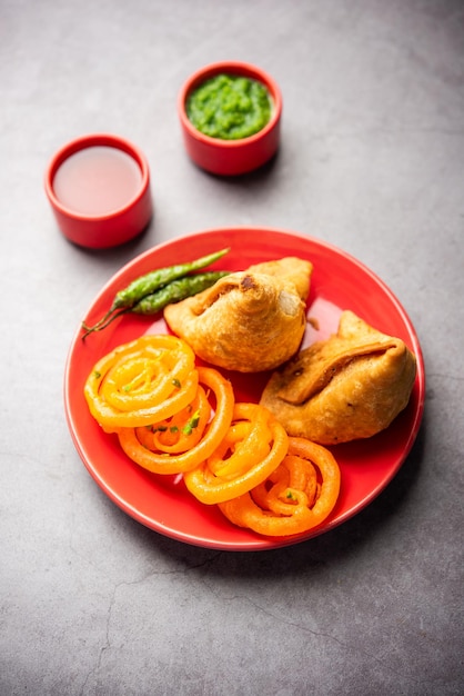 Veg Samosa con combinazione di snack Jalebi chiamata anche imarti e Sambusa samusa