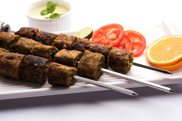 Veg Seekh Kabab servito con insalata verde e chutney