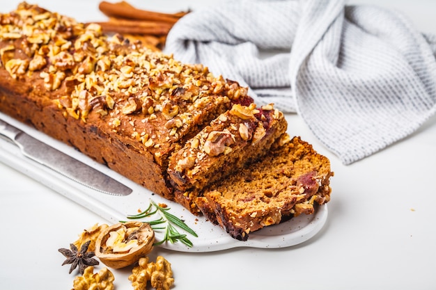 Vegan bacche e pane alle noci.