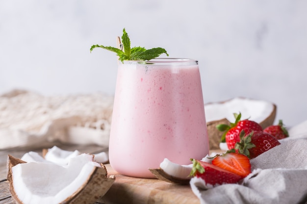 Vegano sano cocco e fragola indiana lassi