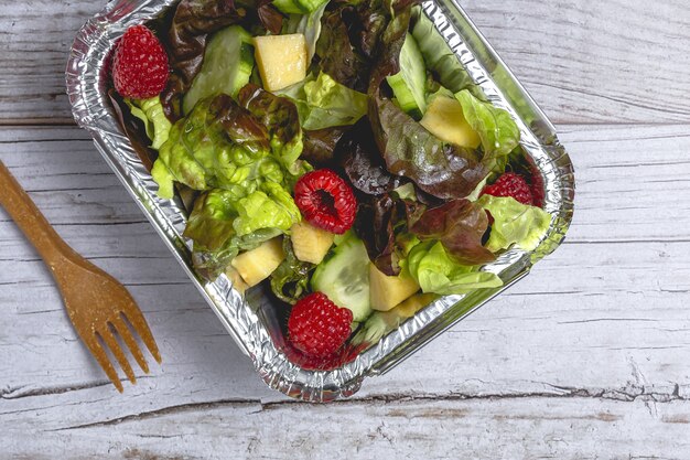 Vegano sano Insalata da asporto in contenitore di alluminio o cibo a domicilio.