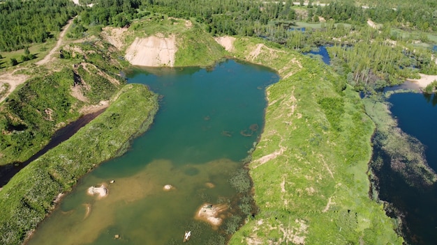 vegetazione lussureggiante e laghi pittoreschi paesaggio estivo, escursionismo, campeggio o turismo.