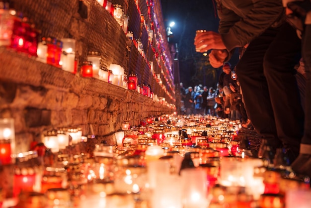 Veglia a candela in onore del giorno dell'indipendenza della Lettonia novembre