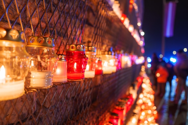 Veglia a lume di candela per il giorno dell'indipendenza della Lettonia con una calda luce e un bokeh