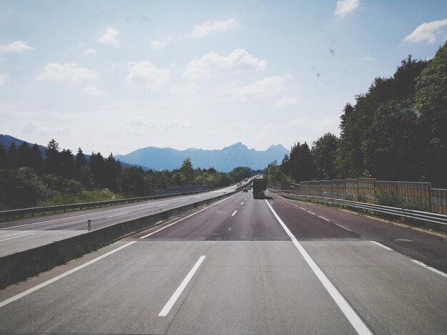 Veicoli di terra su autostrada contro il cielo