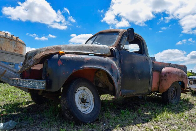 Veicoli vecchi abbandonati e deteriorati in uruguay