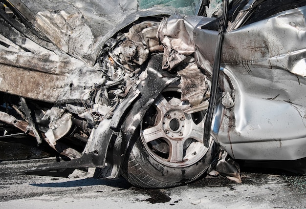 Veicolo danneggiato dopo un incidente stradale.