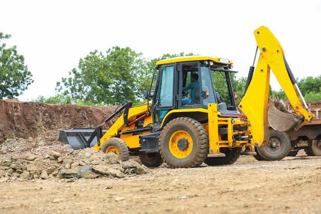 Veicolo dell'attrezzatura pesante al cantiere.