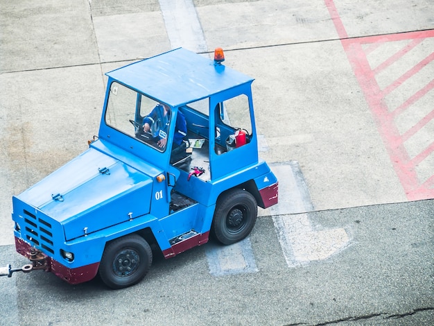 Veicolo di rimorchio bagagli blu all&#39;aeroporto