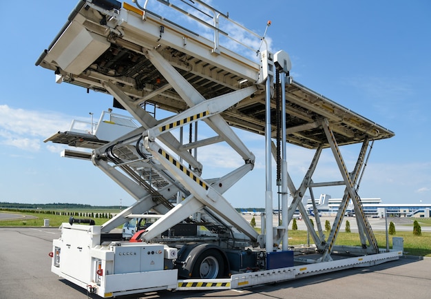 Veicolo di servizio, caricatore aereo, aeroporto, servizio passeggeri.