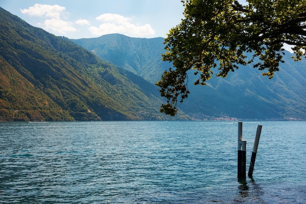 Veiw del bellissimo lago di Como in Italia in estate