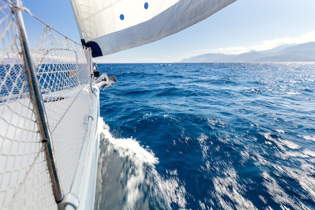 Vela con vento fresco Una vista dal ponte dello yacht a prua e vele Barca a vela con vele installate che planano in mare aperto Grecia Europa