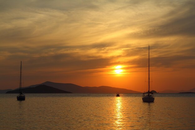 Vela da sola al tramonto Paesaggio marino atmosferico con riflesso