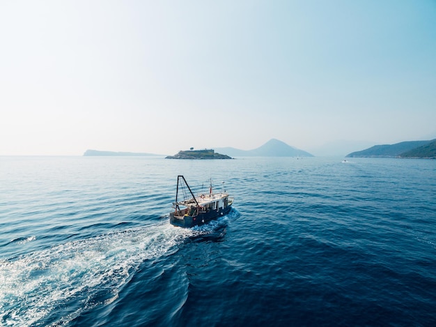 Vela in barca a vela per l'isola di mamula montenegro