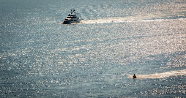 Vela in yacht e moto d'acqua