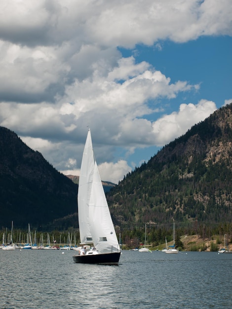 Vela sul lago di montagna nelle Montagne Rocciose. Lago Dillon, Colorado