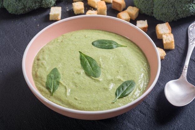 Vellutata con broccoli e spinaci Ciotola con crostini di pane