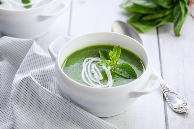 Vellutata di spinaci condita con panna e menta