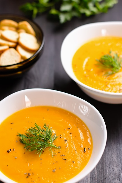 Vellutata di zucca con crostini e aneto e prezzemolo freschi