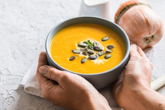 Vellutata di zucca e carote con semi