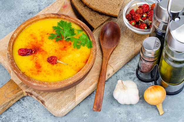 Vellutata di zucca piccante con curry e zafferano. Foto dello studio.