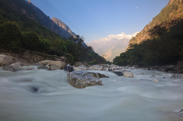 Veloce fiume di montagna nella valle dell'Himalaya all'alba