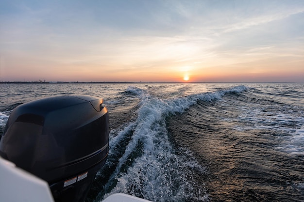Veloce giro in motoscafo sul mare al tramonto