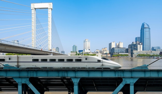 Velocità ferroviarie ad alta velocità sui ponti e sullo skyline moderno della città di Chongqing in Cina