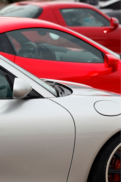 Vendesi tre auto sportive in garage