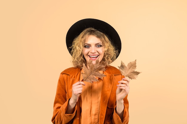 Vendita autunnale bella giovane ragazza felice con foglia d'autunno foglia autunno fogliame autunnale moda donna