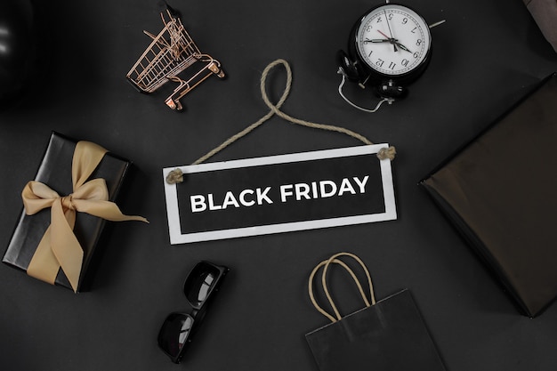 Vendita del Black Friday o concetto di promozione dello shopping online con vari accessori per lo shopping