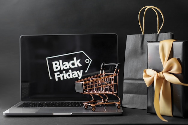 Vendita del Black Friday o concetto di promozione dello shopping online con vari accessori per lo shopping