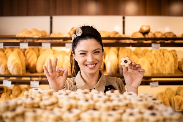 Vendita di deliziosi biscotti nel negozio di panetteria