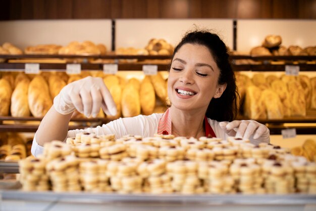 Vendita di deliziosi biscotti nel negozio di panetteria